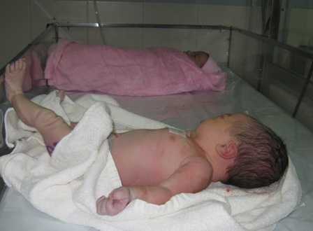 Những em bé chào đời đúng thời khắc giao thừa tết Dương lịch - 2