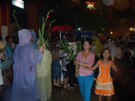 Hàng vạn người đội mưa giông xin lộc Chùa Bà - 11