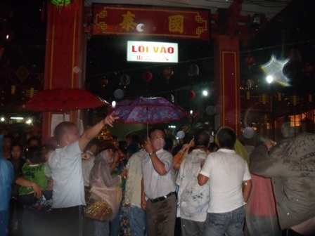 Hàng vạn người đội mưa giông xin lộc Chùa Bà - 10