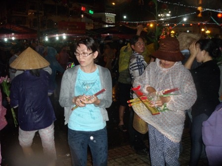 Hàng vạn người đội mưa giông xin lộc Chùa Bà - 16