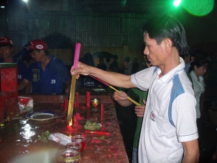 Hàng vạn người đội mưa giông xin lộc Chùa Bà - 13