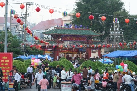 Hàng vạn người đội mưa giông xin lộc Chùa Bà - 1