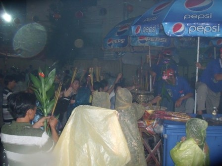 Hàng vạn người đội mưa giông xin lộc Chùa Bà - 14