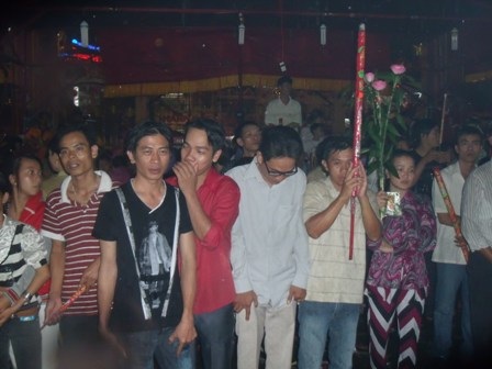 Hàng vạn người đội mưa giông xin lộc Chùa Bà - 15