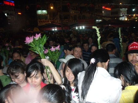 Hàng vạn người đội mưa giông xin lộc Chùa Bà - 17