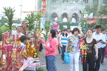 Hàng vạn người đội mưa giông xin lộc Chùa Bà - 2