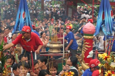 Hàng vạn người đội mưa giông xin lộc Chùa Bà - 4