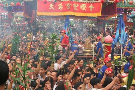 Hàng vạn người đội mưa giông xin lộc Chùa Bà - 3