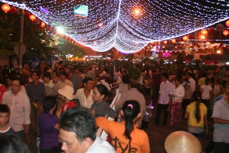 Hàng vạn người đội mưa giông xin lộc Chùa Bà - 6