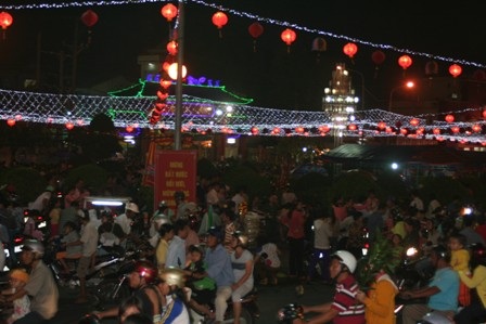 Hàng vạn người đội mưa giông xin lộc Chùa Bà - 7