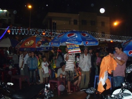 Hàng vạn người đội mưa giông xin lộc Chùa Bà - 8