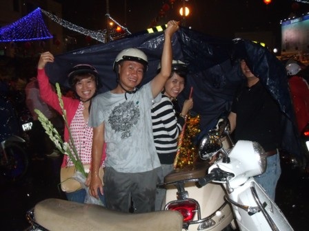 Hàng vạn người đội mưa giông xin lộc Chùa Bà - 9