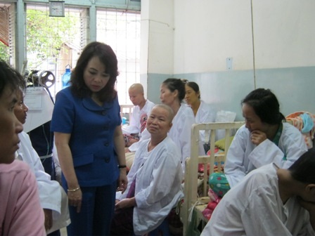 Quá tải bệnh viện: Bộ trưởng cũng phải “choáng” - 1