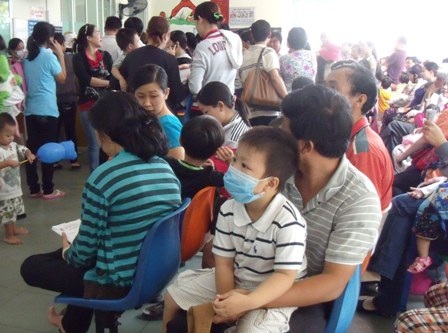 Thủ tục rườm rà, bệnh viện công đang “tự hại mình”  - 1