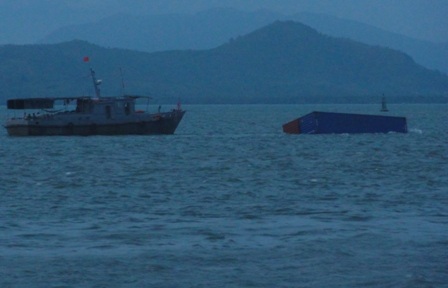 Hai thuyền cá gặp họa vì container trôi dạt của tàu Trường Hải Star