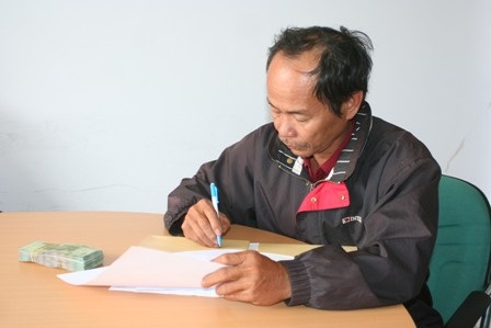 Gần 100 triệu đồng đến với cháu bé cha chết mẹ bỏ đi