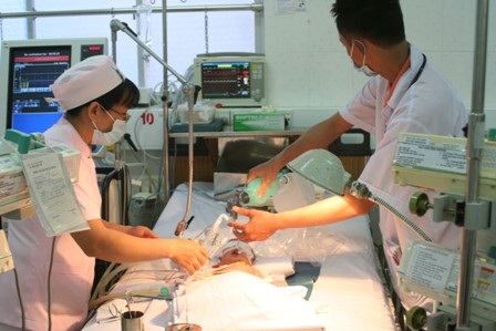 Bà nội dùng dao lam cắt rốn, bé sơ sinh nguy kịch - 1