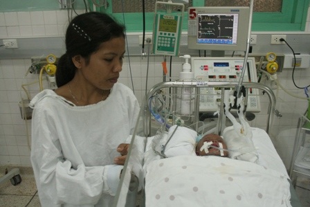 Bé gái mất cả cha lẫn mẹ thoi thóp trên giường bệnh