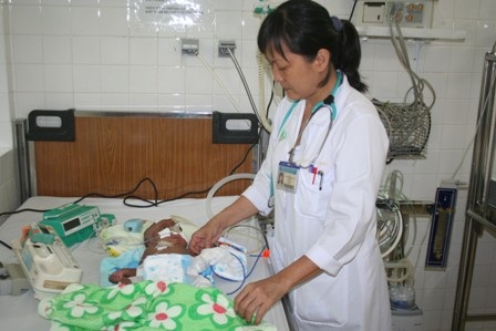 Dân trí hỗ trợ 5 triệu đồng cho cháu bé mất cả cha lẫn mẹ