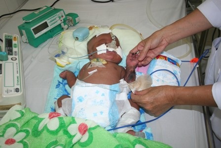 Dân trí hỗ trợ 5 triệu đồng cho cháu bé mất cả cha lẫn mẹ