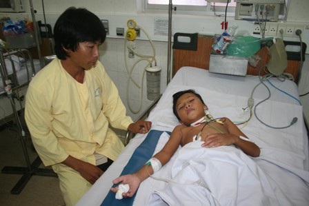 Vợ chồng “ngư phủ” khốn đốn vì con mang trọng bệnh