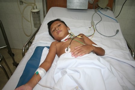 Vợ chồng “ngư phủ” khốn đốn vì con mang trọng bệnh