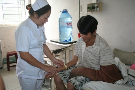 Bác sĩ Việt sẽ “tự tay” phẫu thuật cắt bỏ bướu sợi khổng lồ - 2