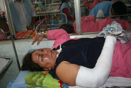 Xe hành hương tông xe tải, 18 người gặp nạn