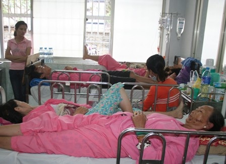 Xe hành hương tông xe tải, 18 người gặp nạn