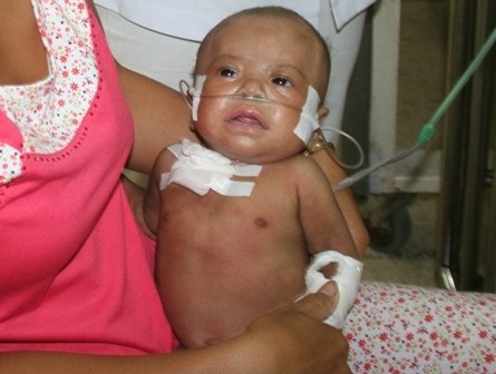 Bé gái mất cả cha lẫn mẹ sắp được xuất viện