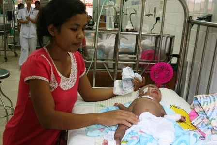 Bé gái mất cả cha lẫn mẹ sắp được xuất viện