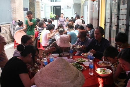 Quán chay đông nghẹt trong ngày Phật đản