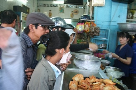 Quán chay đông nghẹt trong ngày Phật đản