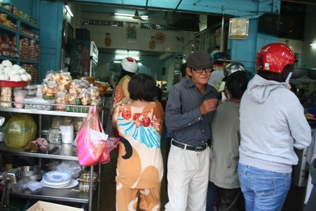 Quán chay đông nghẹt trong ngày Phật đản