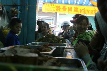 Quán chay đông nghẹt trong ngày Phật đản