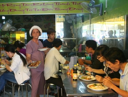 Quán chay đông nghẹt trong ngày Phật đản