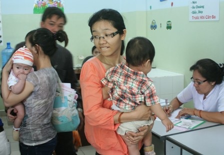 Xót xa tỉ lệ nghịch sức khỏe trẻ và giá sữa  - 1