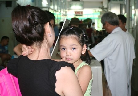 Xót xa tỉ lệ nghịch sức khỏe trẻ và giá sữa  - 2