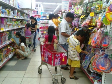 Bỏ chợ, người dân chen chân mua sắm tại siêu thị