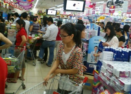 Bỏ chợ, người dân chen chân mua sắm tại siêu thị