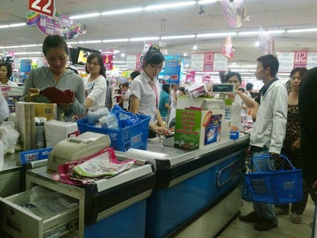 Bỏ chợ, người dân chen chân mua sắm tại siêu thị
