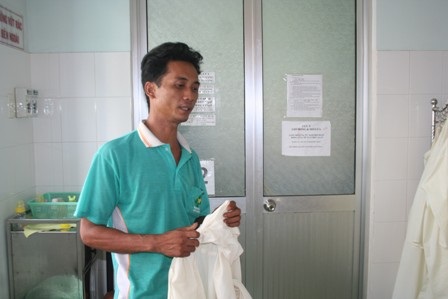 Anh Đồng hồi hộp chờ đợi tin con ngoài phòng hồi sức