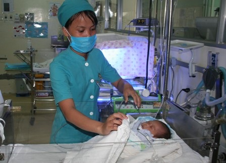 Bé Minh Hạnh đã trải qua ca phẫu thuật cắt bỏ một phần ruột