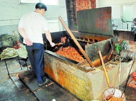 Sản xuất bánh trung thu cạnh… chuồng heo - 1 Bánh trung thu được sản xuất trong điều kiện rất mất vệ sinh (ảnh minh họa: internet)
