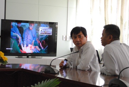 Các bác sĩ hồi hộp theo dõi ca ghép gan