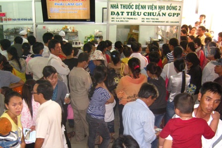 Người dân đang phải còng lưng gánh giá thuốc