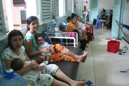 Nhiều bệnh nhi phải nằm hành lang