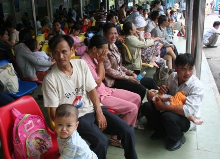 Cảnh phụ huynh ôm con chờ đợi đến lượt khám tại Nhi Đồng 1