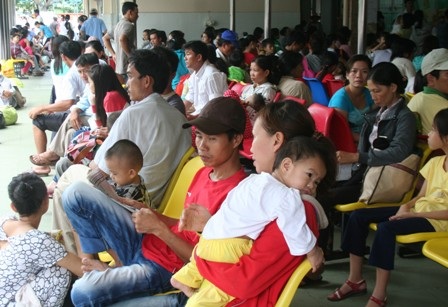 Cảnh bệnh nhi phải chờ đợi khám bệnh ở Nhi Đồng 1