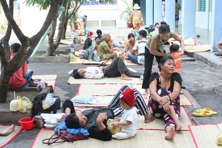 Khuôn viên bệnh viện cũng trở thành nơi giảm tải